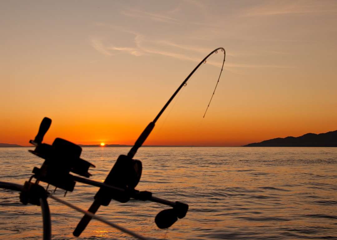 Pesca sportiva al tramonto